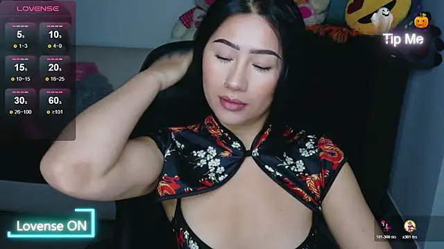 Snapshot of evelyn_ch_ chatting on 10/28/25, 10:52 evelyn ch online show from 10/28/25, 10:52