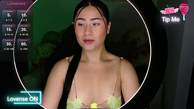 Snapshot of evelyn_ch_ chatting on 11/27/25, 11:01 evelyn ch online show from 11/27/25, 11:01