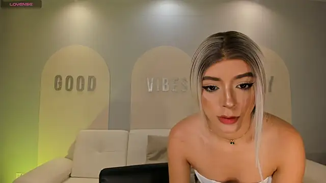 IsabellaMoreau online show from 12/19/25, 08:16