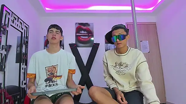 Snapshot of TWINKS_FRIENDS chatting on 10/05/25, 07:17 TWINKS FRIENDS online show from 10/05/25, 07:17