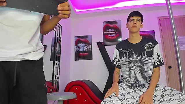 Snapshot of TWINKS_FRIENDS chatting on 10/10/25, 07:18 TWINKS FRIENDS online show from 10/10/25, 07:18