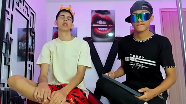 Snapshot of TWINKS_FRIENDS chatting on 10/27/25, 07:23 TWINKS FRIENDS online show from 10/27/25, 07:23