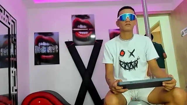 Snapshot of TWINKS_FRIENDS chatting on 10/31/25, 07:20 TWINKS FRIENDS online show from 10/31/25, 07:20