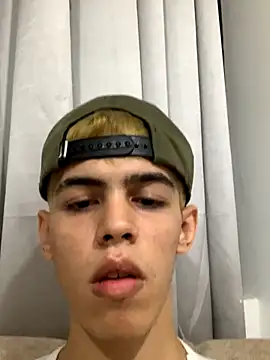 Snapshot of TWINKS_FRIENDS chatting on 11/22/25, 01:15 TWINKS FRIENDS online show from 11/22/25, 01:15