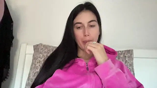 Snapshot of Talyo19 chatting on 11/19/25, 01:22 Talyo19 online show from 11/19/25, 01:22