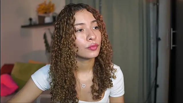 Snapshot of isabella-garcia- chatting on 10/21/25, 02:01 isabella-garcia- online show from 10/21/25, 02:01