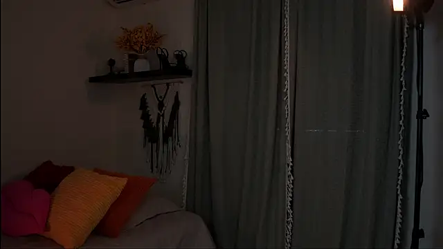 Snapshot of isabella-garcia- chatting on 10/26/25, 06:36 isabella-garcia- online show from 10/26/25, 06:36