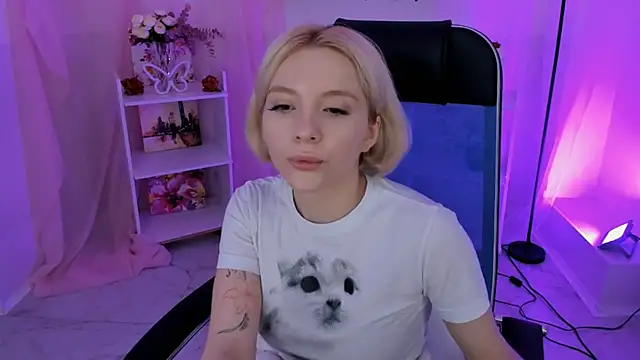 AuroraWrenfield online show from 10/28/25, 04:38