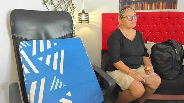 carolinacrus01 online show from 10/08/25, 01:09