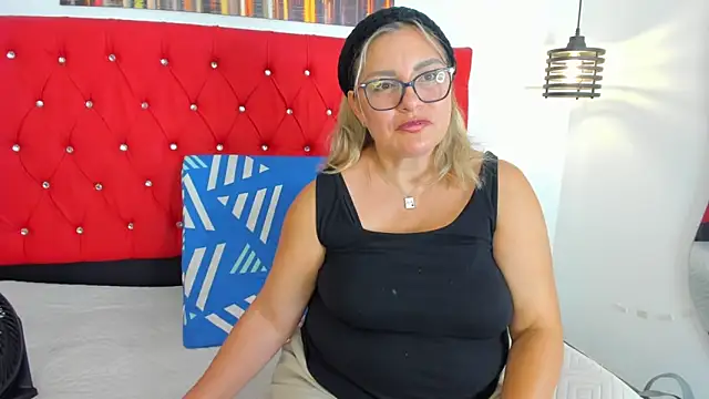 carolinacrus01 online show from 12/16/25, 04:01