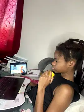 Snapshot of Soniala chatting on 11/29/25, 07:28 Soniala online show from 11/29/25, 07:28