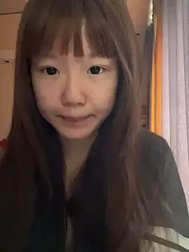 Snapshot of D-033 chatting on 11/05/25, 04:23 D-033 online show from 11/05/25, 04:23