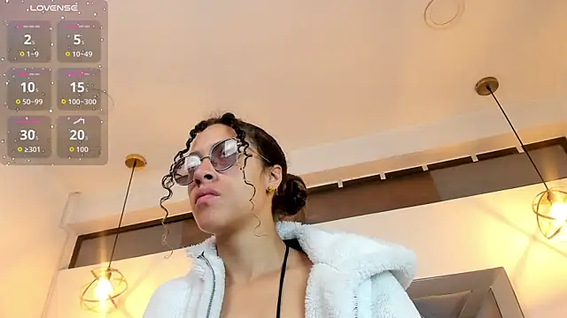 Hanna Cornee  online show from 10/18/25, 01:45