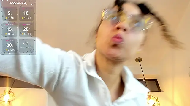 Hanna Cornee  online show from 11/17/25, 01:39