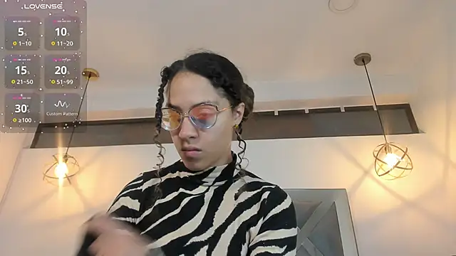 Hanna Cornee  online show from 11/21/25, 01:32