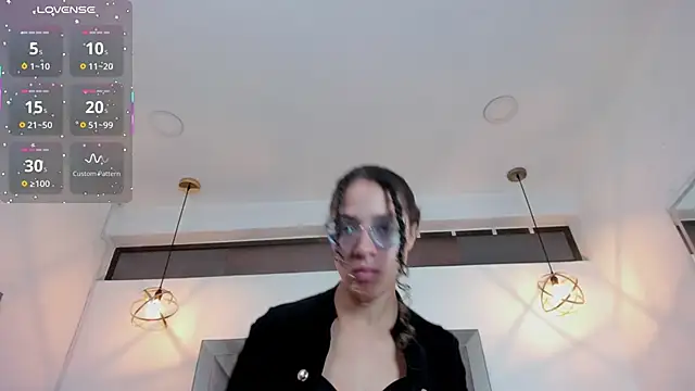 Hanna Cornee  online show from 12/20/25, 01:51