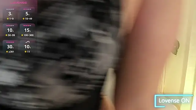 Snapshot of Lea_Joness chatting on 10/23/25, 11:24 Lea Joness online show from 10/23/25, 11:24