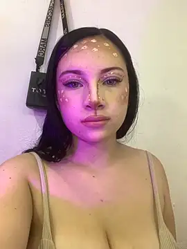 Snapshot of cloe_weiss chatting on 10/27/25, 02:10 cloe weiss online show from 10/27/25, 02:10