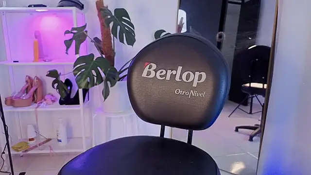 Snapshot of VickyGrey chatting on 11/18/25, 06:45 VickyGrey online show from 11/18/25, 06:45