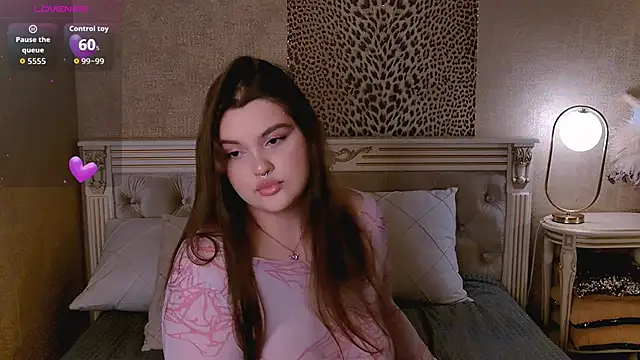 Snapshot of EmilyHyde chatting on 10/20/25, 02:50 EmilyHyde online show from 10/20/25, 02:50