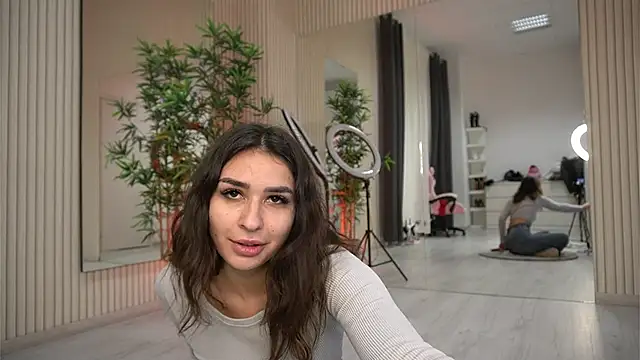 Snapshot of EmmaBlanco chatting on 10/17/25, 07:05 EmmaBlanco online show from 10/17/25, 07:05