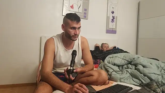 Snapshot of hornycouplefuck12 chatting on 09/18/25, 07:49 hornycouplefuck12 online show from 09/18/25, 07:49