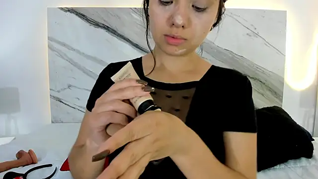 thamiina  online show from 10/22/25, 07:02