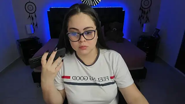 LolaVillalobos online show from 11/28/25, 12:19