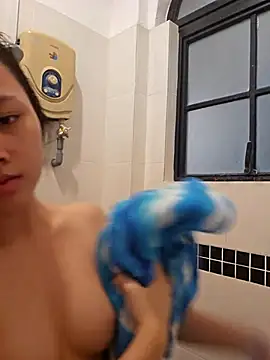 Snapshot of lirz06 chatting on 10/14/25, 10:49 lirz06 online show from 10/14/25, 10:49