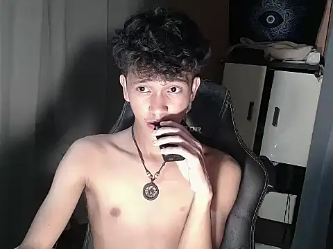 Snapshot of kenbigcockxx chatting on 10/22/25, 06:51 kenbigcockxx online show from 10/22/25, 06:51