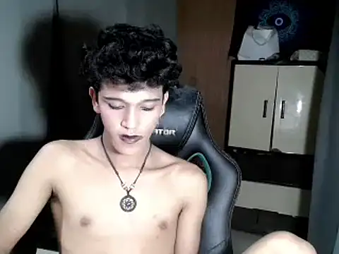 Snapshot of kenbigcockxx chatting on 11/10/25, 05:12 kenbigcockxx online show from 11/10/25, 05:12