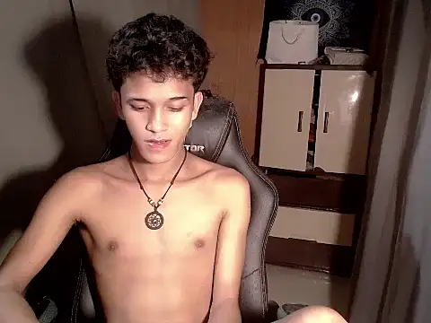 Snapshot of kenbigcockxx chatting on 11/14/25, 03:44 kenbigcockxx online show from 11/14/25, 03:44