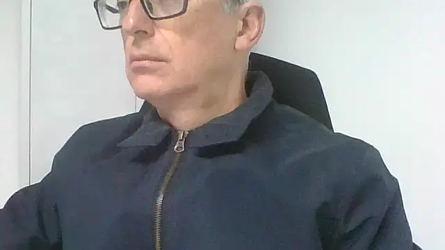 Snapshot of Sensor2000 chatting on 12/15/25, 07:45 Sensor2000 online show from 12/15/25, 07:45