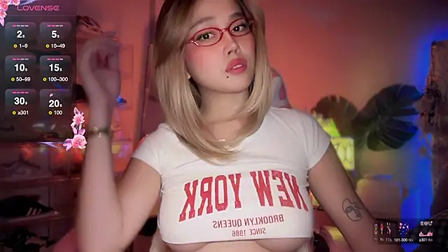 Snapshot of SarasayTS chatting on 09/25/25, 04:54 SarasayTS online show from 09/25/25, 04:54