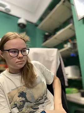 Snapshot of _CherryBloom_ chatting on 09/13/25, 09:09 CherryBloom online show from 09/13/25, 09:09