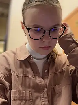 Snapshot of _CherryBloom_ chatting on 10/06/25, 06:22 CherryBloom online show from 10/06/25, 06:22