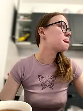 Snapshot of _CherryBloom_ chatting on 10/13/25, 11:21 CherryBloom online show from 10/13/25, 11:21