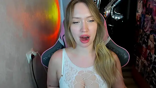 NicoleRiccii online show from 04/17/26, 05:05