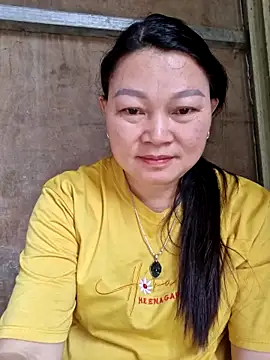 Snapshot of yoowwmr chatting on 10/21/25, 04:02 yoowwmr online show from 10/21/25, 04:02