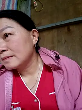 Snapshot of yoowwmr chatting on 10/24/25, 12:52 yoowwmr online show from 10/24/25, 12:52