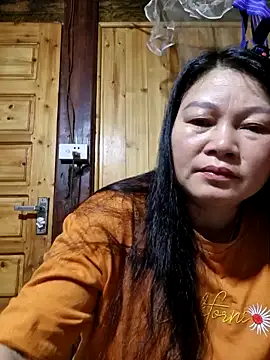 Snapshot of yoowwmr chatting on 10/28/25, 01:36 yoowwmr online show from 10/28/25, 01:36