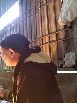 Snapshot of yoowwmr chatting on 11/10/25, 02:10 yoowwmr online show from 11/10/25, 02:10