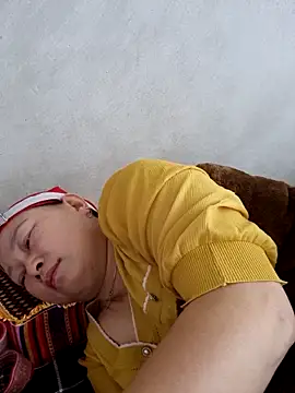 Snapshot of yoowwmr chatting on 11/14/25, 04:00 yoowwmr online show from 11/14/25, 04:00