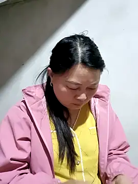 Snapshot of yoowwmr chatting on 11/14/25, 11:24 yoowwmr online show from 11/14/25, 11:24