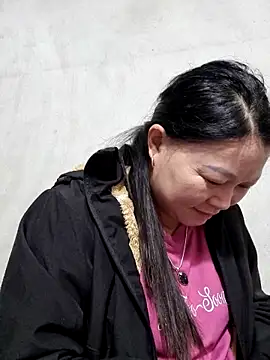 Snapshot of yoowwmr chatting on 11/19/25, 02:00 yoowwmr online show from 11/19/25, 02:00