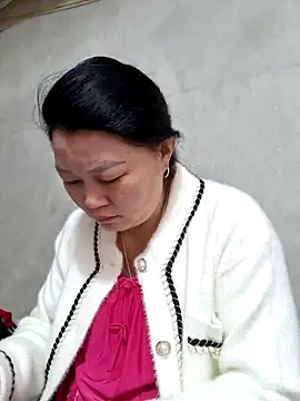 Snapshot of yoowwmr chatting on 11/24/25, 01:49 yoowwmr online show from 11/24/25, 01:49