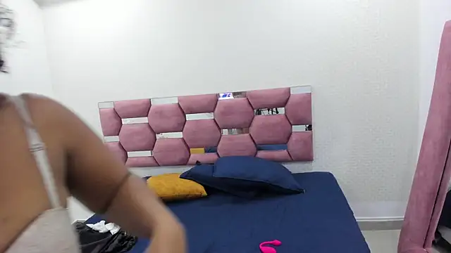 Snapshot of MiiaSmith__ chatting on 11/18/25, 09:19 MiiaSmith online show from 11/18/25, 09:19