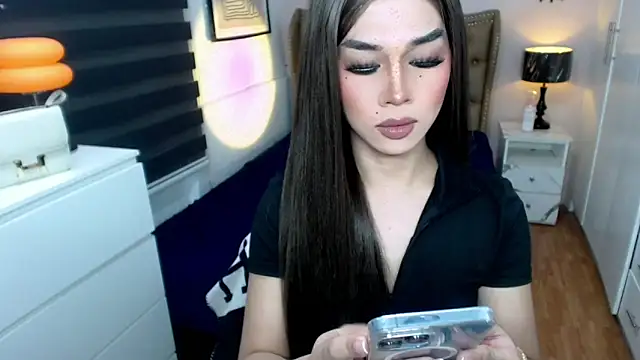 Snapshot of solana_imani chatting on 10/05/25, 04:05 solana imani online show from 10/05/25, 04:05