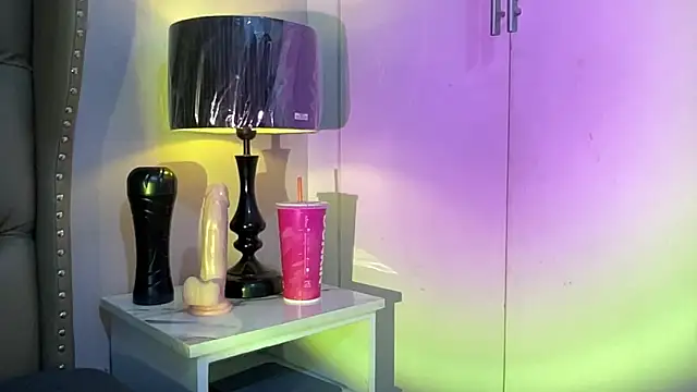 Snapshot of solana_imani chatting on 10/21/25, 04:19 solana imani online show from 10/21/25, 04:19