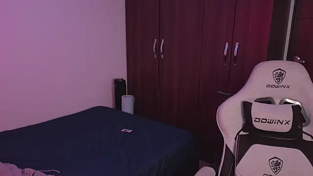 domsantiago  online show from 10/04/25, 02:20